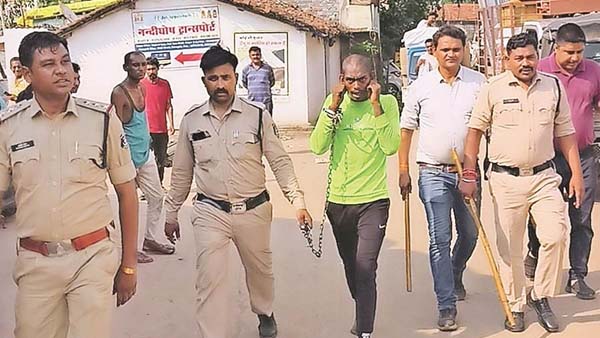 चाकू मारकर लूट की वारदात को देता था अंजाम, पुलिस ने निकाला जुलूस