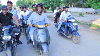 ऊर्जा मंत्री तोमर भूमि-पूजन के लिये स्कूटी चलाकर पहुँचे