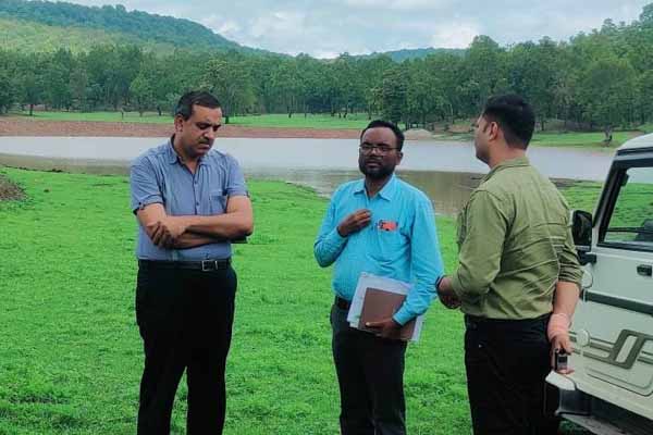 ग्राम पंचायत मिढली जनपद बजाग में अमृत सरोवर का निरीक्षण