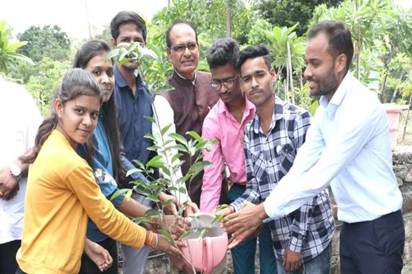 मुख्यमंत्री चौहान ने बरगद, करंज, जामुन, अमरूद, पीपल और मौलके पौधे रोपे