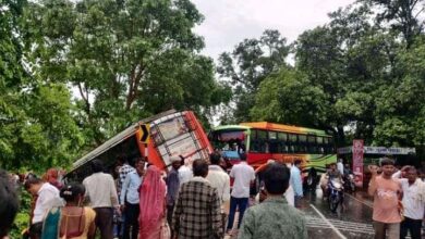 टीकमगढ़ झांसी रोड पर मडिया पृथ्वीपुर के बीच में दो बसों का बहुत बड़ा हुआ एक्सीडेंट