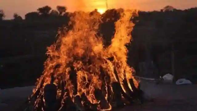 वृंदावन मोक्ष पाने पहुंचे लोगों के लिए बढ़ाए हाथ, लावारिस शवों का अंतिम संस्कार करती हैं ये महिला