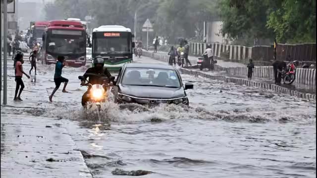 दिल्ली में आज फिर मूसलाधार बारिश शुरू, IMD ने जारी किया ‘ऑरेज’ अलर्ट; इतना गिरा पारा