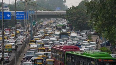 नई दिल्ली में भारी बारिश के बाद इंडिया गेट के बाहर सड़क धंसी…यातायात बाधित