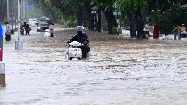 बाढ़ के बीच आज भी भीगेगी दिल्ली, UP में भी अलर्ट; IMD ने बताया कहां होगी बारिश