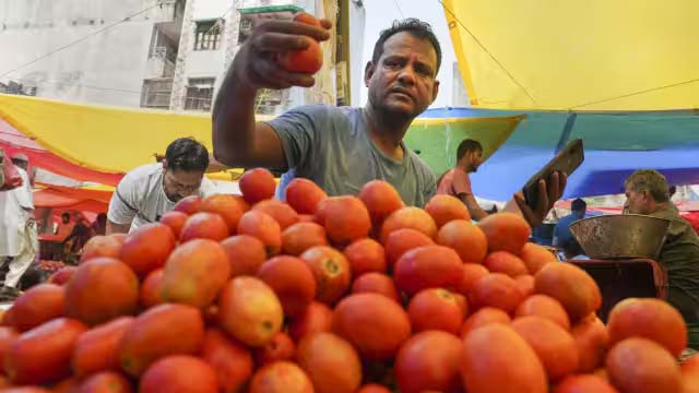 250 रुपये पहुंचा टमाटर का भाव, सरकार ने संभाला मोर्चा, इन शहरों में दिखा असर