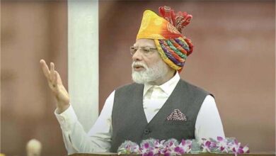 लाल किले पर खास अंदाज में नजर आए पीएम मोदी, इस बार पहना बहुरंगी साफा