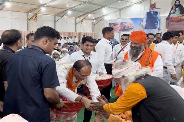 मुख्यमंत्री  ने संतों का सम्मान कर आशीर्वाद लिया, रैदासी संत परम्परा के संतों ने मुख्यमंत्री का आभार माना