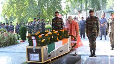 उपराज्यपाल, सेना ने अनंतनाग ऑपरेशन के दौरान शहीद हुए सैनिक को दी श्रद्धांजलि