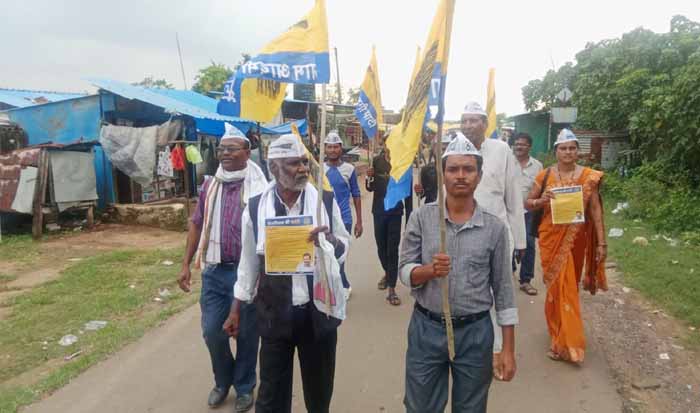 आम आदमी पार्टी ने बदलाव यात्रा निकाल तबल पानी हाट बाजार में गारंटी पत्र बांटकर की सदस्यता