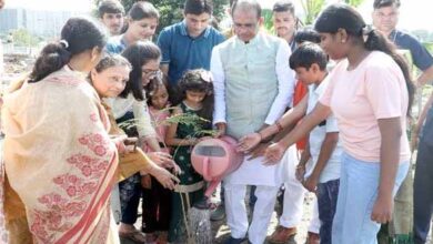 मुख्यमंत्री चौहान ने गुलमोहर, जामुन और मौलके पौधे रोपे