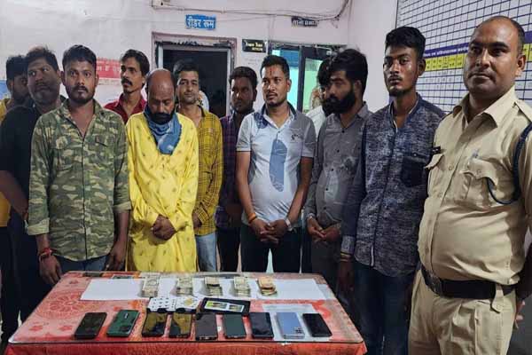 पुलिस में जुआ खेलते 11 कारोबारी पकड़े गए, दो लाख बरामद