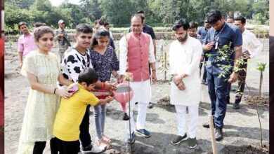 मुख्यमंत्री चौहान ने लगाए नीम, बेलपत्र और गूलर के पौधे