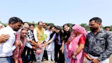 मुख्यमंत्री चौहान ने ब्लाइंड महिला क्रिकेट टीम के सदस्यों के साथ लगाए पौधे