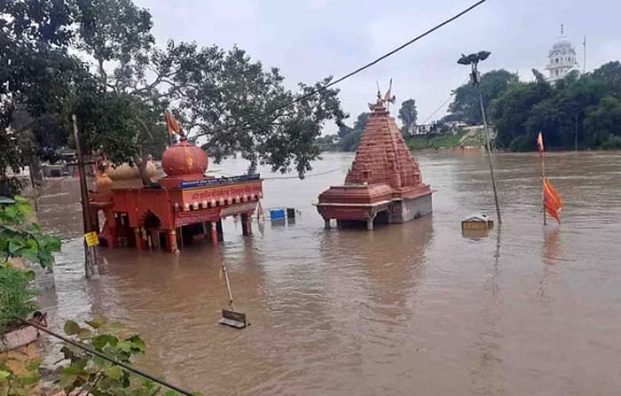 शिप्रा नदी का जलस्तर बढ़ा, घाट पर बढ़ाई सुरक्षा व्यवस्था