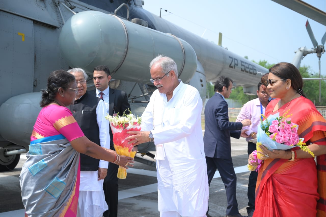 मुख्यमंत्री भूपेश बघेल ने राष्ट्रपति श्रीमती द्रौपदी मुर्मु का बिलासपुर प्रवास के अवसर पर किया आत्मीय स्वागत