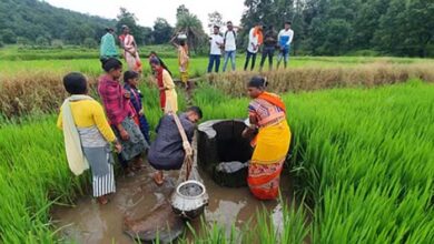 छत्तीसगढ़ में आज भी चिमनी और गड्ढे के पानी के सहारे ग्रामीण