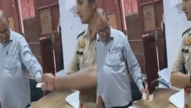 कलेक्ट्रेट में बाबू ने पुलिस को भी नहीं छोड़ा, दरोगा को भी देनी पड़ी रिश्वत, डीएम ने लिया एक्शन