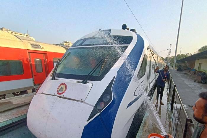 Vande Bharat Train का रैक इंदौर पहुंचा, भारत – पाक मैच के लिए हो सकता है संचालन