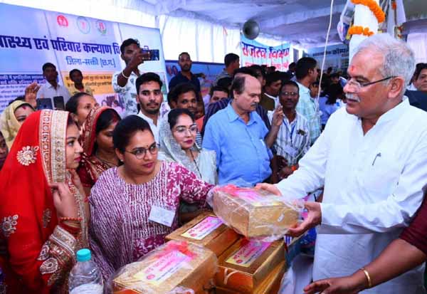 मुख्यमंत्री ने हितग्राहियों को किया सामग्री वितरण, किसानों को बांटे कृषि यंत्र