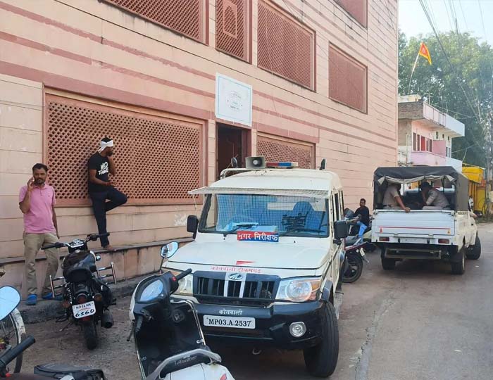 टीकमगढ़ में कांग्रेस उम्मीदवार के घर असम पुलिस की रेड