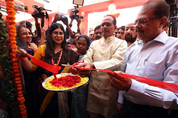 मुख्यमंत्री चौहान ने आजीविका मार्ट और सरस मेले का किया शुभारंभ