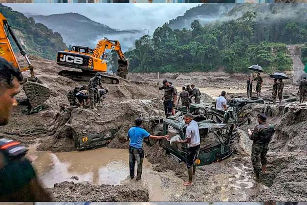 सिक्किम बाढ़ में अबतक 56 की मौत, 4 दिन से फंसे 3 हजार पर्यटक