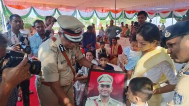 17 पुलिस अफसर और जवानों को शनिवार को श्रद्धाजंलि दी गई