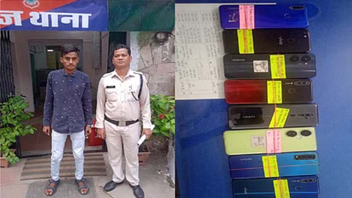 घूम-घूमकर चुराता था मोबाइल; ग्राहक ढूंढते समय पुलिस ने दबोचा