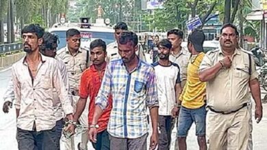 तेज आवाज में डीजे बजाने से रोका तो पुलिसकर्मी की वर्दी फाड़ी, पीटा