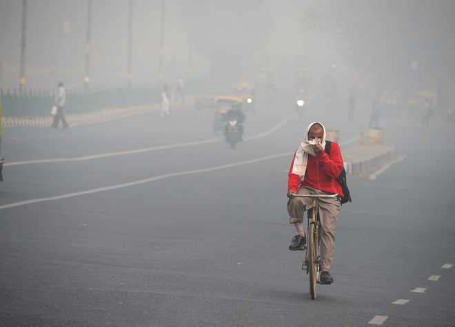 आसमान में चढ़ी पॉल्यूशन की चादर, दिवाली से पहले ही दमघोंटू हुई दिल्ली की हवा 