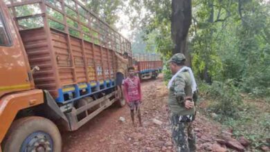 ग्रामीणों ने पेड़ काटकर मार्ग अवररूद्ध कर 04 ट्रक ड्राइवरों से की मारपीट