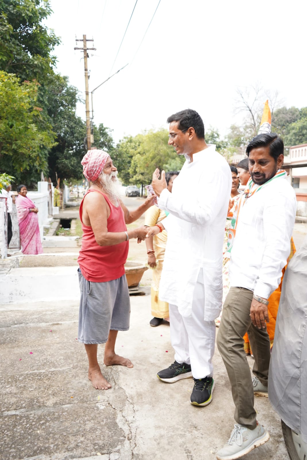 विधायक देवेंद्र यादव की सेक्टर 2 और सेक्टर 6 में निकली विश्वास यात्रा, जनता ने जताया विश्वास