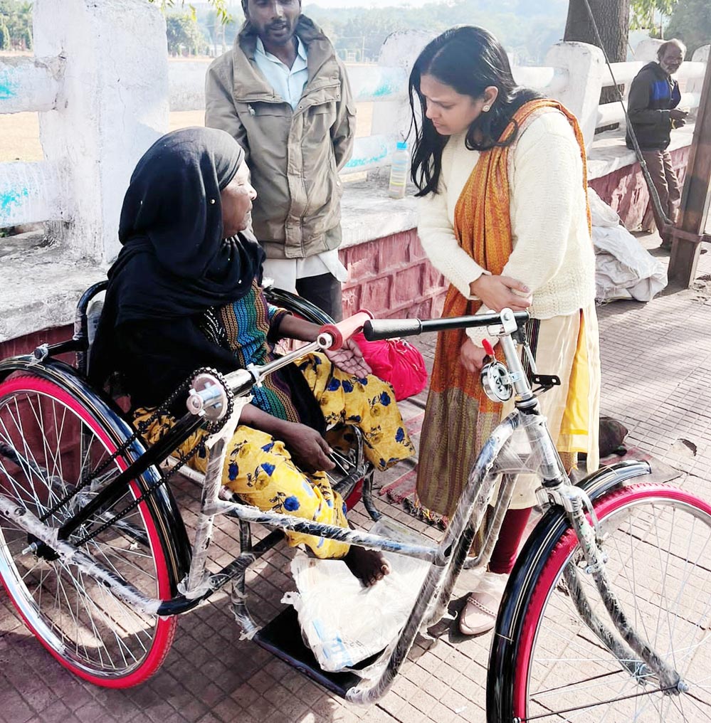 मुख्यमंत्री डॉ. मोहन यादव के निर्देश पर बुदनी निवासी बहन सायरा को मिली ट्राई साइकिल