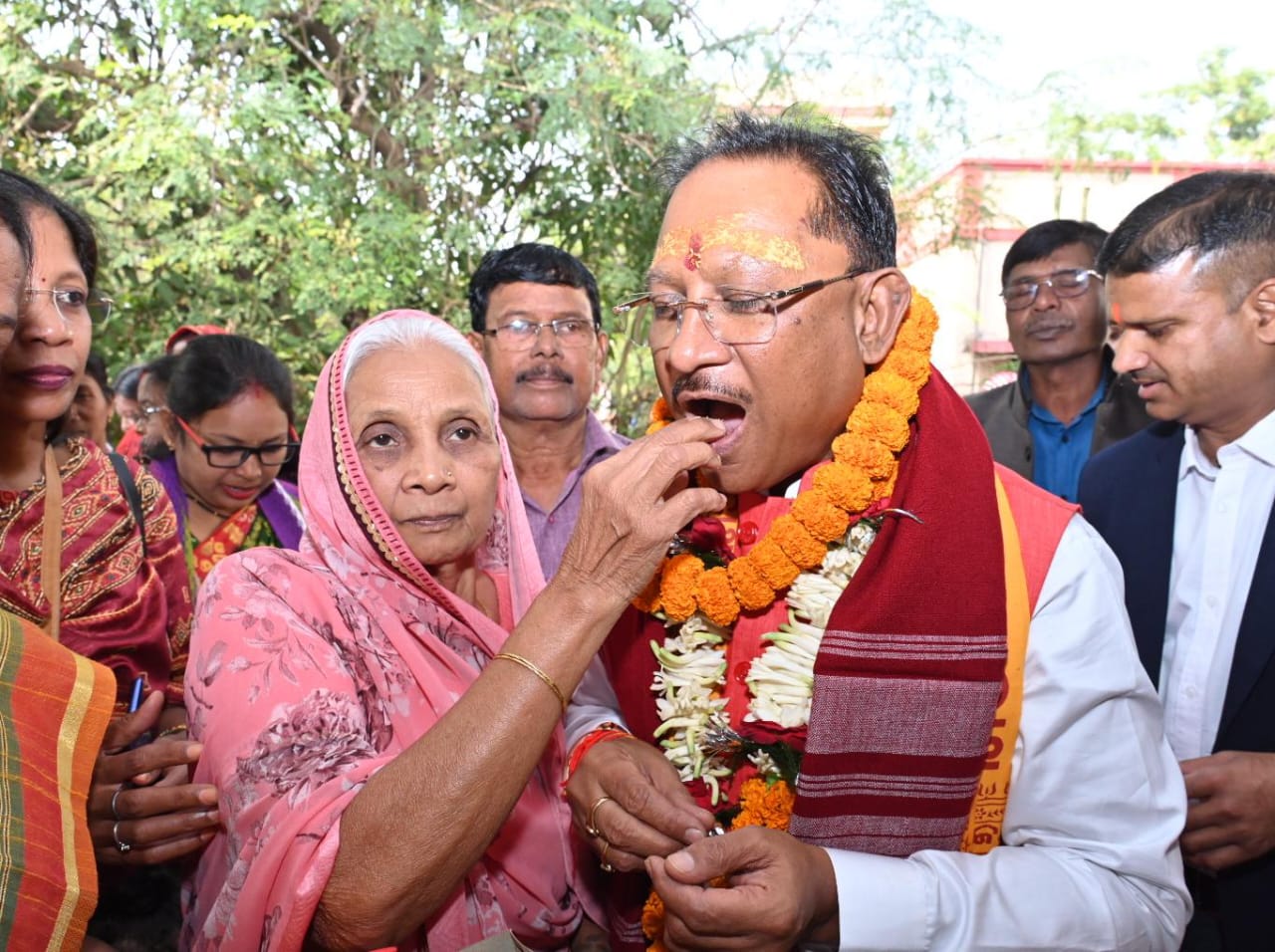 मुख्यमंत्री विष्णुदेव साय ने लिया मां का आशीर्वाद