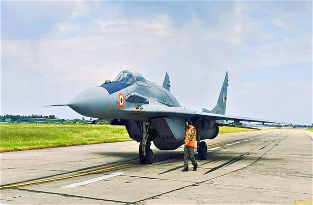 डाबोलिम हवाई अड्डा पर टला बड़ा हादसा, उड़ान भरने से पहले Mig-29 का फटा टायर