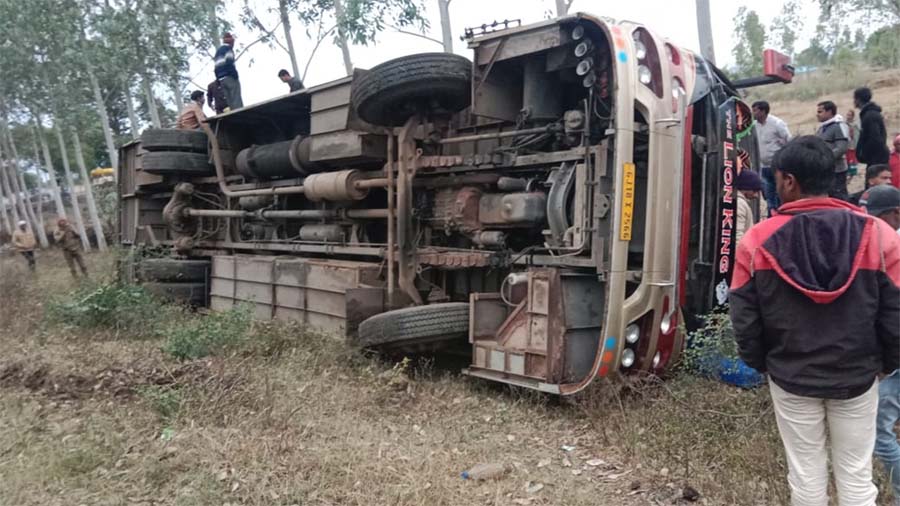 अमरकंटक से लौट रहे यात्रियों की बस बाइक सवार को बचाने में पलटी, महिला की मौत, आठ घायल