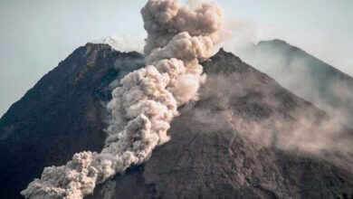 सुमात्रा द्वीप पर स्थित इंडोनेशिया में ज्वालामुखी के फटने से 11 पर्वतारोहियों की मौत