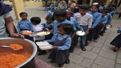 दलित महिला ने बनाया मिड-डे मिल का खाना, स्कूल के छात्रों ने खाने से किया मना, कार्यकर्ताओं का आरोप