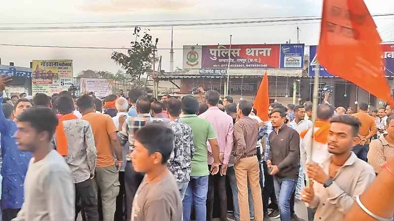 खम्हारडीह थाने का बजरंग दल और विश्व हिंदू परिषद ने घेराव कर हनुमान चालीसा पढ़ी