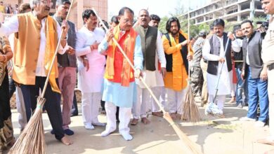 मुख्यमंत्री साय ने श्रीराम मंदिर परिसर में स्वच्छता अभियान के तहत झाडू लगाकर की साफ-सफाई