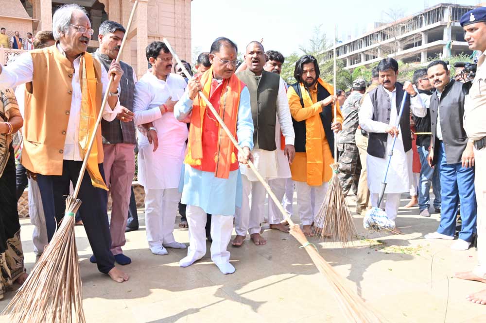 मुख्यमंत्री साय ने श्रीराम मंदिर परिसर में स्वच्छता अभियान के तहत झाडू लगाकर की साफ-सफाई