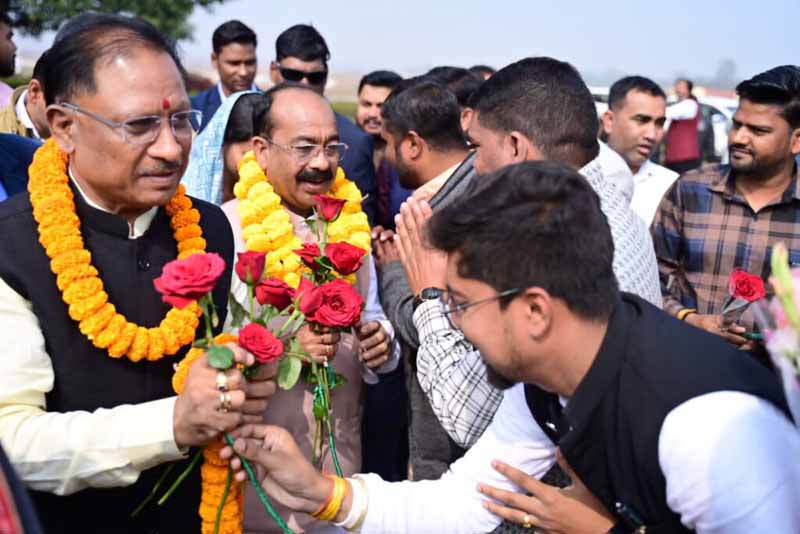 मुख्यमंत्री विष्णुदेव साय, उप मुख्यमंत्री साव व शर्मा का अंबिकापुर में जोशीला स्वागत