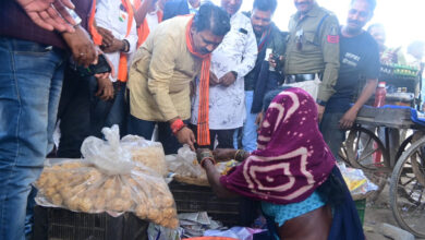 कबीरधाम : डिप्टी सीएम विजय शर्मा ने बुजुर्ग महिला से लड्डू खरीदकर लोगों में बांटा, मकर संक्रांति की दी बधाई