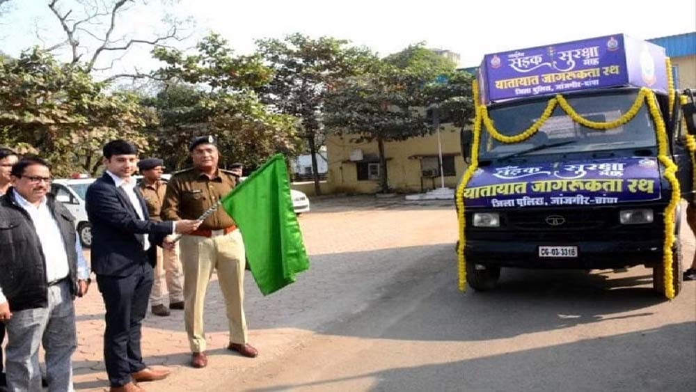 जांजगीर-चांपा: सड़क सुरक्षा जागरूकता रथ को कलेक्टर और एसपी ने किया रवाना, लोगों को बताए यातायात के नियम