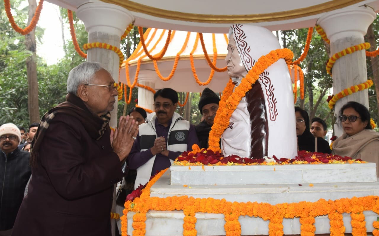 CM नीतीश ने अपनी माताश्री स्व. परमेश्वरी देवी की पुण्यतिथि पर उन्हें अर्पित की भावभीनी श्रद्धांजलि