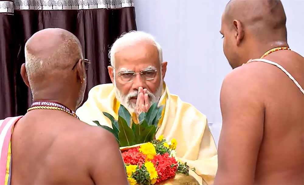 पीएम मोदी देश के विभिन्न मंदिरों का दौरा कर रहे, रंगनाथस्वामी मंदिर पहुंचे पीएम मोदी, दर्शन-पूजन करने के बाद गजराज का लिया आशीर्वाद