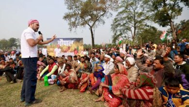 कांग्रेस नेता राहुल गांधी इन दिनों अपनी ‘भारत जोड़ो न्याय यात्रा’ के क्रम में बिहार में गमछा बांधकर किसानों से की बात