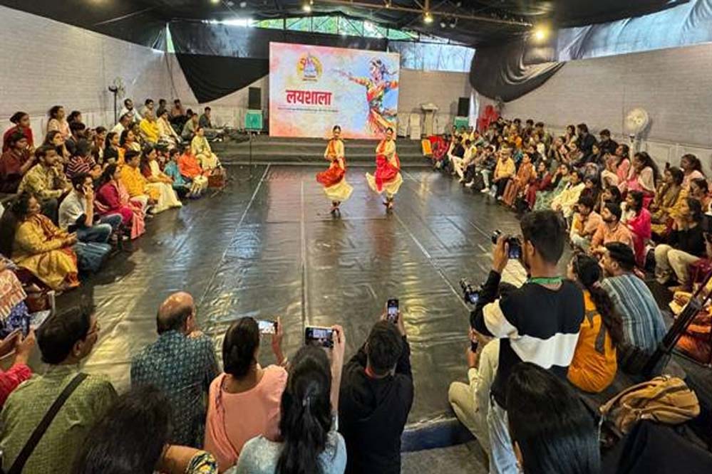 खजुराहो के प्राचीन मंदिरों की वैभव की छाया में बुना जा रहा नृत्य परम्पराओं का ताना—बाना