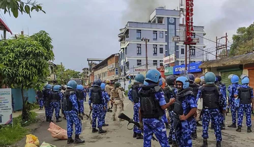 धावा बोलकर पुलिस अधिकारी का अपहरण, 200 बंदूकधारियों ने दिया घटना को अंजाम